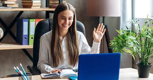 An online school teacher greeting her students at the start of her online class